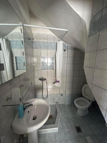 Ένα μπάνιο στο Karma Apartments