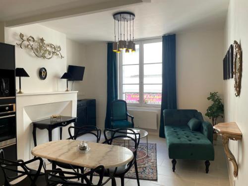 un salon avec un canapé, une table et des chaises dans l'établissement Les Moulins Saint Antoine, à Loches