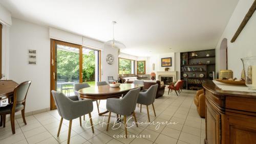 une cuisine et un salon avec une table et des chaises dans l'établissement LA ROSE DES VENTS - CONCARNEAU - 8 personnes, à Concarneau