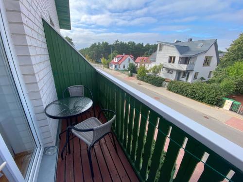 balkon ze stołem i krzesłami w obiekcie Kastycio 6a w Połądze