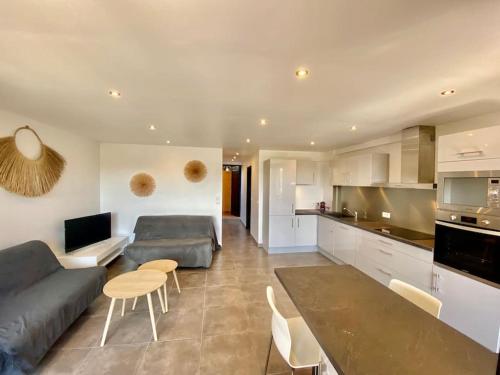 un salon avec un canapé et une table dans l'établissement MarinesAppartement, La marina Tropézienne, à Saint-Tropez