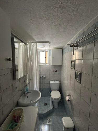 Ένα μπάνιο στο Karma Apartments