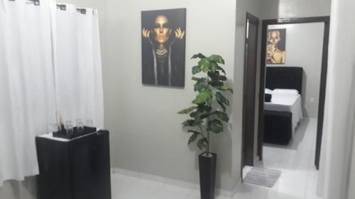 una stanza con specchio e pianta in vaso di FLAT Residencial Caribe a Confresa