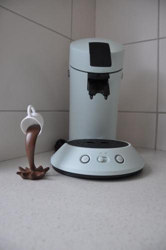 a food processor with a persons head on a counter at Ferienwohnung "Julka" kostenloses W-LAN in Giebelstadt