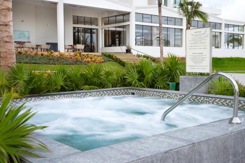 a hot tub in front of a building at Garza Blanca Resort & Spa Cancun in Canc&uacute;n