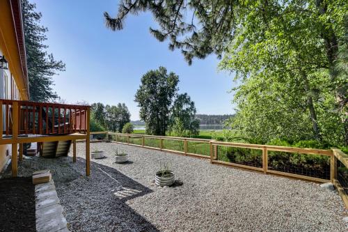 Balkoni atau teres di Newport Riverfront Home with Deck and Fire Pit!