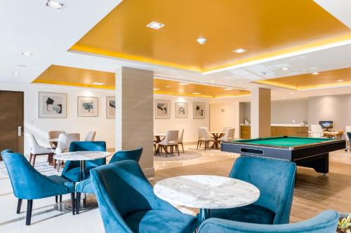a pool room with blue chairs and a pool table at Garza Blanca Resort & Spa Cancun in Cancún