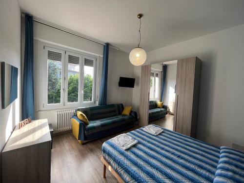 un dormitorio con una cama y un sofá en B&B Il Glicine Pescara centro, en Pescara