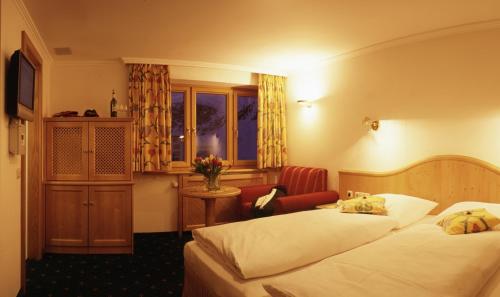 a hotel room with two beds and a window at Arlberghaus in Zürs am Arlberg