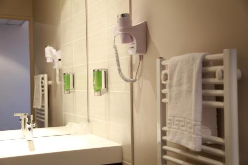 Koupelna v ubytování Brit Hotel Vannes-Theix