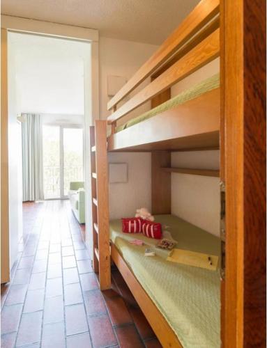 Cette chambre comprend 2 lits superposés et un couloir. dans l'établissement Résidence EDEN PARC SAINT TROPEZ 2, à Saint-Tropez