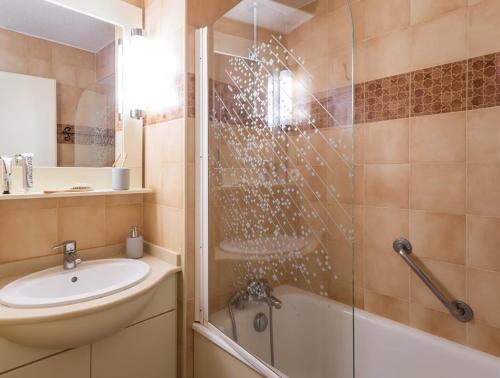 une salle de bain avec une douche, un lavabo et une baignoire dans l'établissement Résidence EDEN PARC SAINT TROPEZ 2, à Saint-Tropez