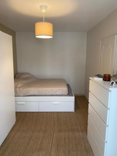 - une petite chambre avec un lit et une commode dans l'établissement Maison 5min du centre ville, à Avignon