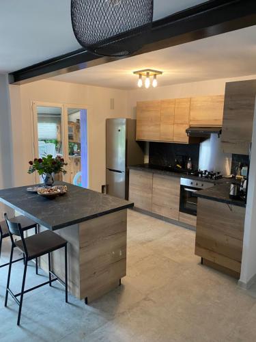 une grande cuisine avec une grande île au milieu dans l'établissement Maison 5min du centre ville, à Avignon