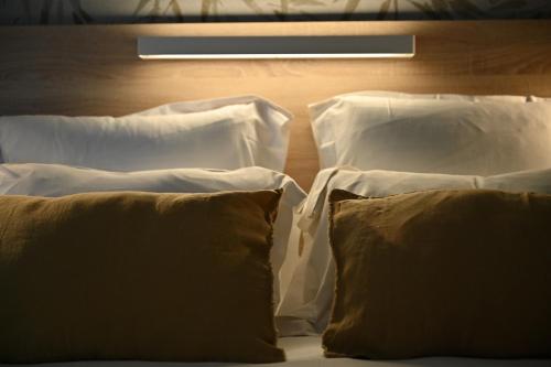 Hôtel La Ménadoにあるベッド