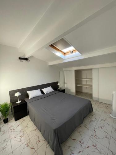 ラ・シオタにあるHaut de villa avec vue mer et terrasseのベッドルーム(ベッド1台、天窓付)