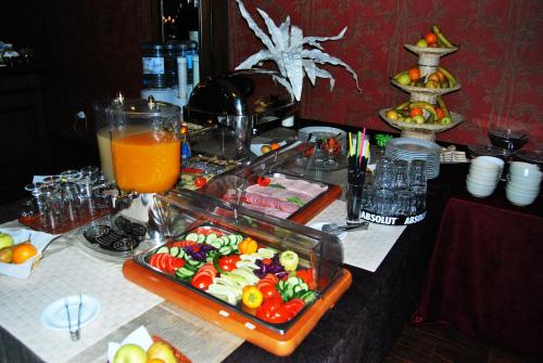 a table with a tray of food and a drink at Hotel Megalos in Constanţa