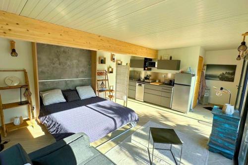 une chambre avec un lit et une cuisine dans l'établissement Studio avec piscine et jacuzzi - Tiki Palm Beach Resort, à Gardanne