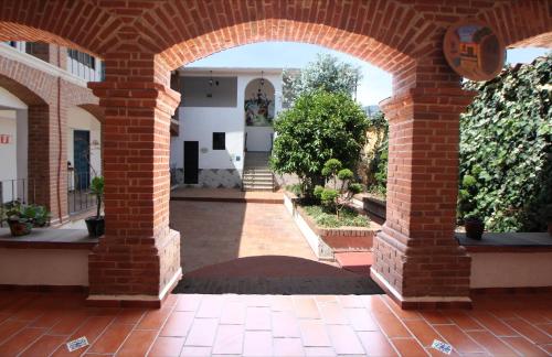 an archway in a brick building with a courtyard at Hotel Boutique Casa Téllez in Maboro