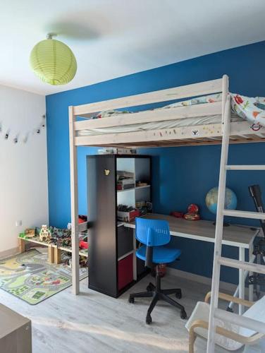 une chambre avec un lit superposé et un bureau dans l'établissement Maison 3 chambres, extérieur avec piscine, à Aubres