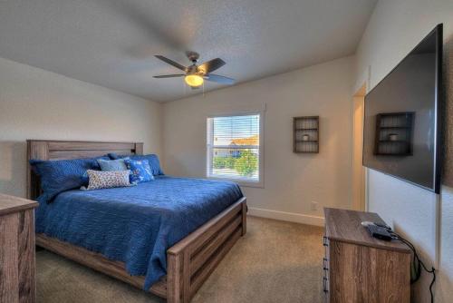 Una cama o camas en una habitación de The Shack Private Home & Hot Tub