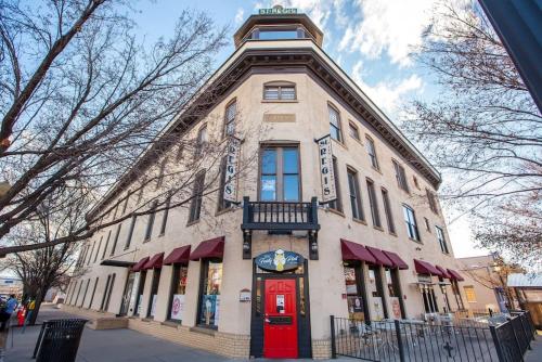 グランドジャンクショ​​ンにあるModern Condo Inside The Historic St Regisの通り赤い扉のある建物