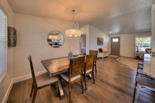 Un lugar para sentarse en The Shack Private Home & Hot Tub