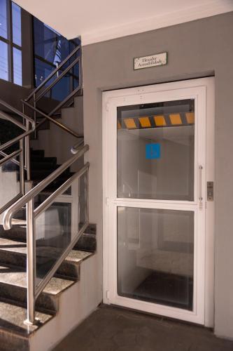 a door in a building next to a staircase at BOMBONATO HOTEL - Fácil Acesso ao Aeroporto e parque de Exposições ABCZ in Uberaba