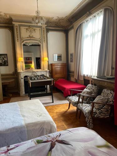 - une chambre avec 2 lits, une table et un miroir dans l'établissement Maison confortable avec piscine privée à Bailleul, à Bailleul