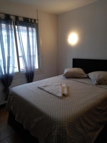 une chambre avec un lit avec une serviette dessus dans l'établissement MARANATHA bis, à Saintes