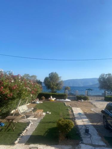 un jardin avec bancs et vue sur l'eau dans l'établissement Paradise house, à Kato Alepochori
