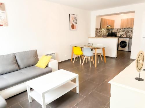 un salon avec un canapé et une table dans l'établissement Lili-TiamConciergerie- Disney, à Meaux