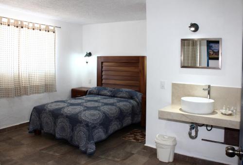 a bedroom with a bed and a sink at Hotel Boutique Casa Téllez in Maboro