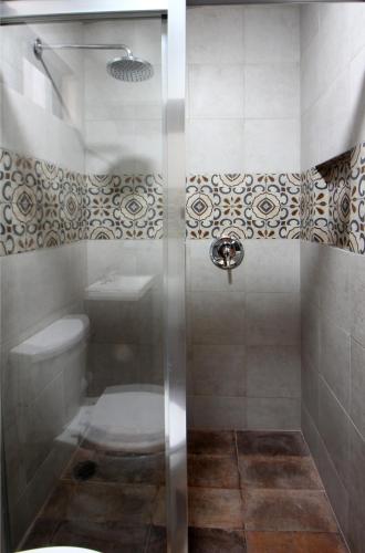 a bathroom with a shower with a toilet at Hotel Boutique Casa Téllez in Maboro