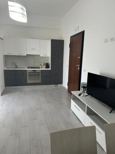 a room with a kitchen and a living room at Il terrazzino in Ceprano