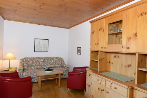 a living room with a couch and a table at Residence Kampidell in Siusi