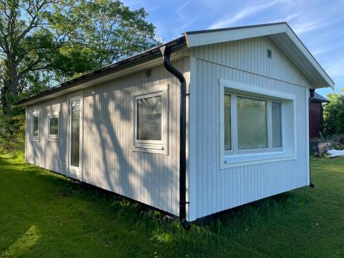 a tiny house on the grass in a yard at Paradiset Östra Öland in Nedra Sandby