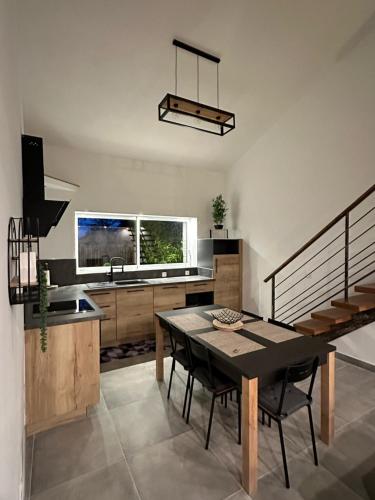 - une cuisine avec une table à manger et un évier dans l'établissement Kev in Provence, à Orange