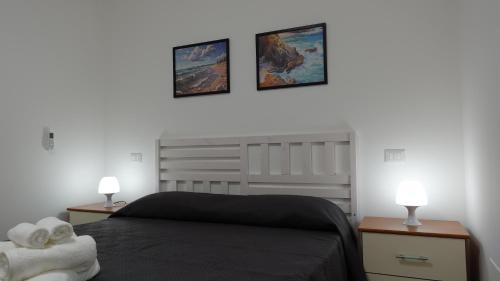 sypialnia z łóżkiem, 2 szafkami nocnymi i 2 lampami w obiekcie Stella di Mare w mieście Balestrate