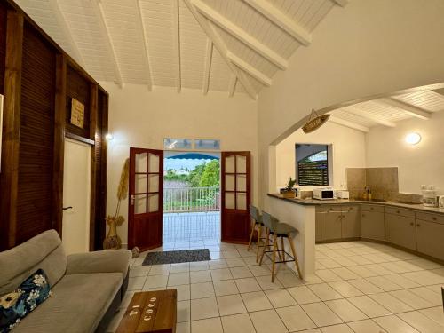 Dapur atau dapur kecil di Ti-Coco Lodge - Calme Spacieux Vue Nature Proche Commerces Plages