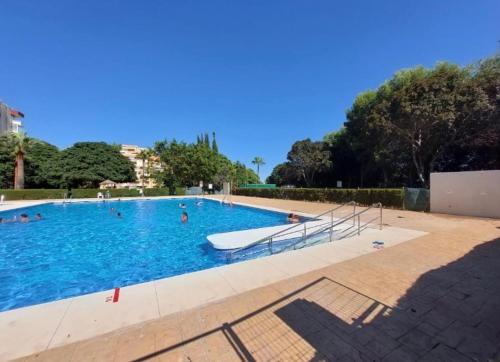 Vista a la playa, cerca del centro con piscina