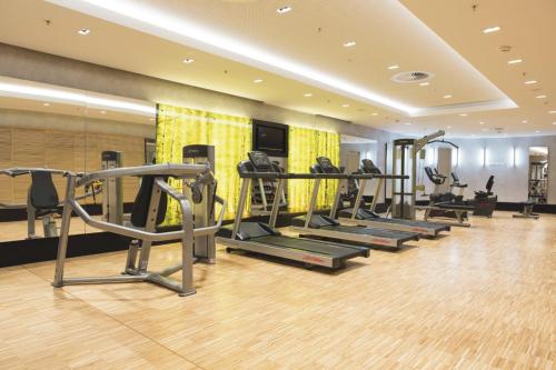 
The fitness center and/or fitness facilities at Riu Plaza Berlin

