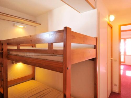 Ce lit superposé se trouve dans un dortoir doté d'une échelle. dans l'établissement Résidence Le Carrousel - Studio fonctionnel · Skis aux pieds · Vue vallée · Terrasse MAE-3712, à Les Coches