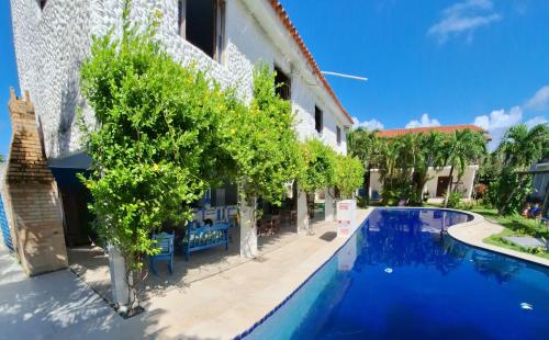 a swimming pool in front of a building at Falésias de Carapibus - Casa de temporada 06 - Jacumã in Conde