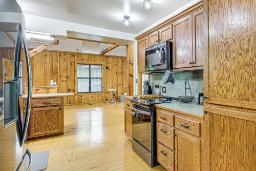 Una cocina o cocineta en Lake-View Home with Deck and Gas Grill in Bernice!