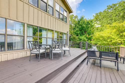 Un balcón o terraza en Lake-View Home with Deck and Gas Grill in Bernice!