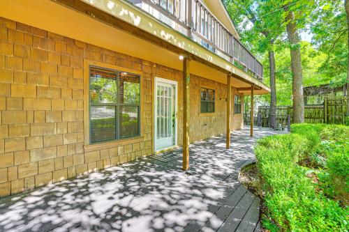 Un jardín fuera de Lake-View Home with Deck and Gas Grill in Bernice!