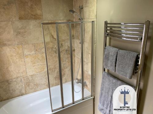 eine Dusche im Bad mit Badewanne in der Unterkunft Beautiful Self-contained Cottage in Ickenham