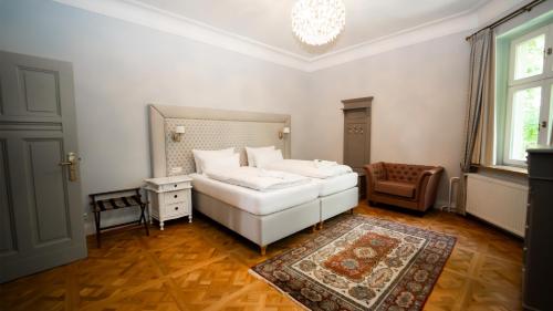 Postel nebo postele na pokoji v ubytování Hotel Schloss Sigrön