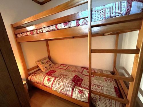 une chambre avec deux lits superposés dans une pièce dans l'établissement Résidence Balcons D'olympie - Appartement chaleureux avec vue sur les pistes MAE-0721, aux Menuires